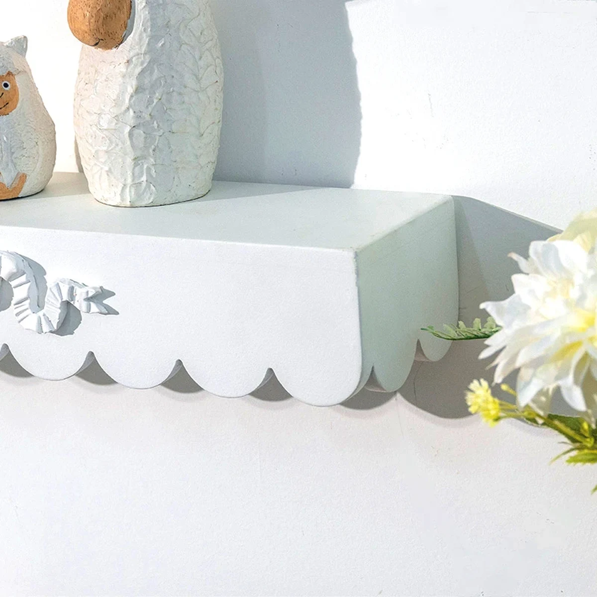 Classic Resin Floating Floating Wall Shelf