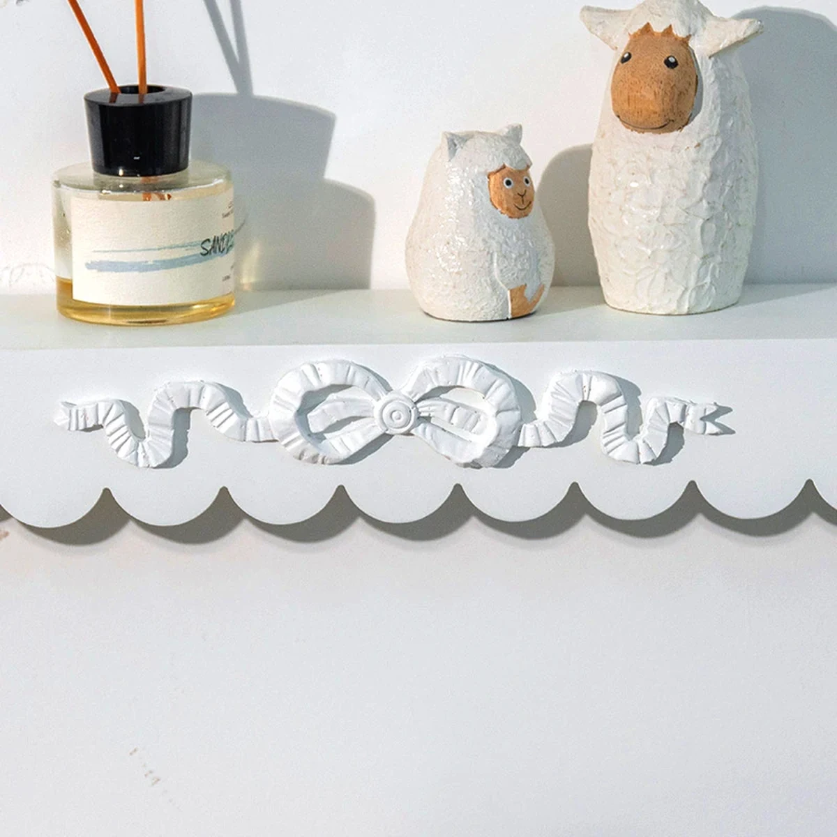 Classic Resin Floating Floating Wall Shelf